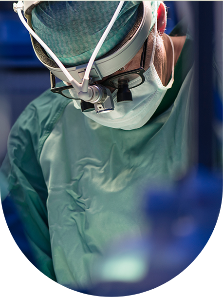 수술하는 의사 이미지